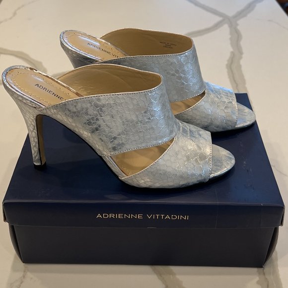 NIB Adrienne Vittadini Gunn Silver Metallic Snakeskin Sandals/Mules Size 8 1/2 - Picture 2 of 10